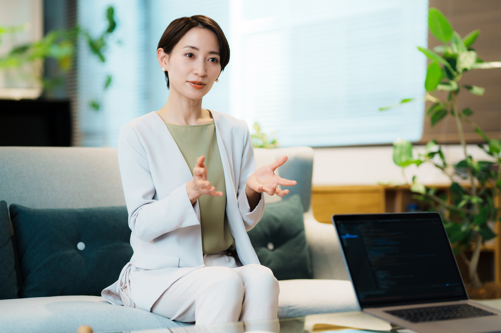 説明をするスーツの女性