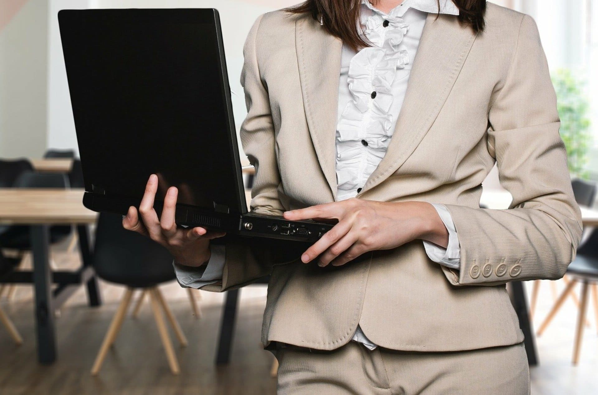 businesswoman-2817567_1920